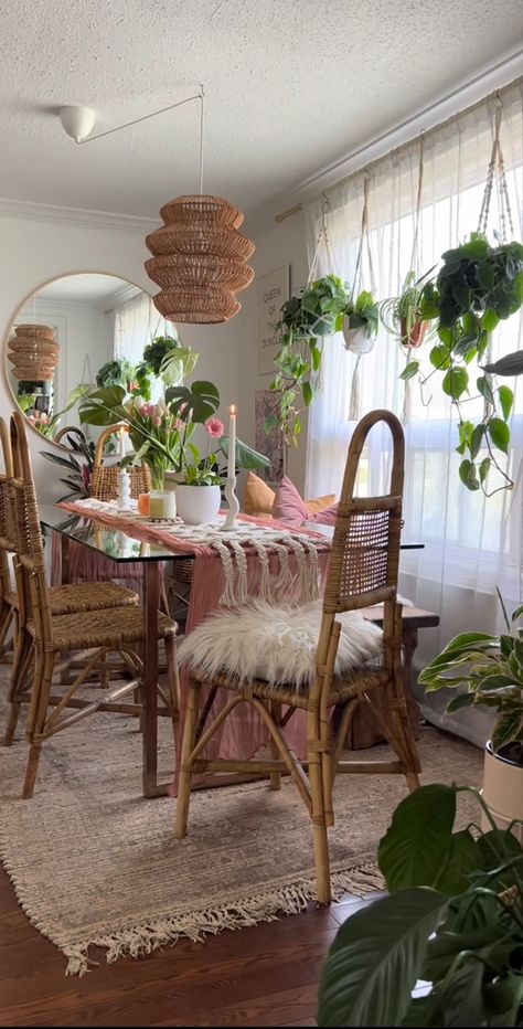 Plant Corner Dining Room, Dining Room Apartment Ideas, Small Kitchen Dining Room Ideas, Plant Dining Room, Boho Dining Table Decor, Diy Dining Room Decor, Small Kitchen And Dining Room Ideas, Boho Kitchen Table, Funky Dining Room