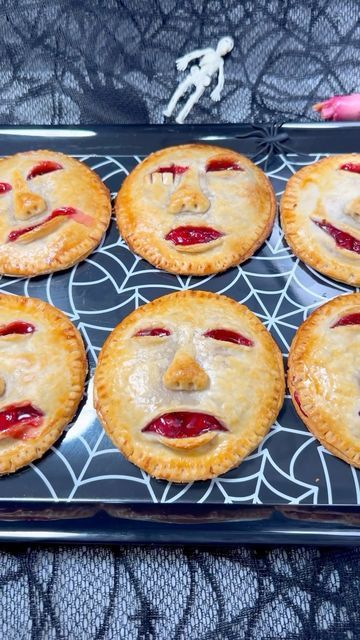 Face Pie, Halloween Pies, Pie Art, Halloween Foods, Canning Cherry Pie Filling, Different Faces, Instagram Face, Hand Pie, Scary Faces