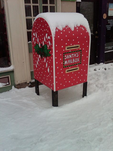 Christmas Post Box Christmas Post Box Ideas, Christmas Postbox Diy, Wooden Box Christmas Decor, Santa Post Box Diy, Mail Box Christmas Decorations, Xmas Post Box, Santa Mailbox Ideas, Diy Wooden Santa, Santa Mailbox Ideas Diy