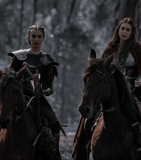 Medieval Sapphic Aesthetic, Fantasy Best Friends Aesthetic, Medieval Friendship Aesthetic, Princess And Female Knight, 3 Woman Photoshoot, Female Knight And Princess, Fantasy Friends Aesthetic, Fantasy Astethic, Historical Fantasy Aesthetic