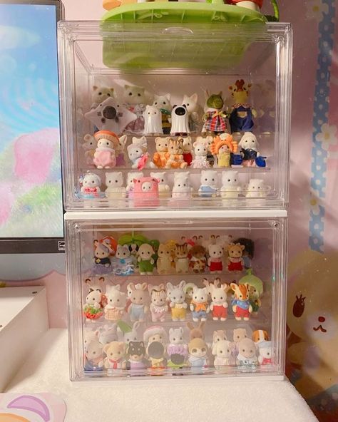 𓍯𓂃Yo en pinterest jsjs 𓏧♡ User: @hoonybe ૮₍ ˶ᵔ ᵕ ᵔ˶ ₎ა #sylvanianfamilies #calicocritter #ternurines #ternurinesmexico #colecionismo #c… | Instagram Display Toys Collection, Sylvanian Families Display Ideas, Trinket Bookshelf, Collectibles Display Ideas, Calico Critter Display, Sylvanian Display, Toy Collection Room, Trinket Shelf, Toy Collection Display