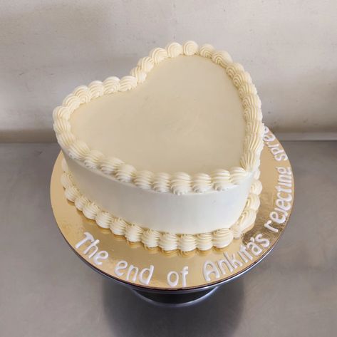 Cake For Hear Me Out, Taylor Swift Blank Space Cake, Blank Space Music Video, Blank Space Cake, Bolo Taylor Swift, Heart Shaped Birthday Cake, Blank Space Taylor Swift, Taylor Swift Cake, 20th Bday