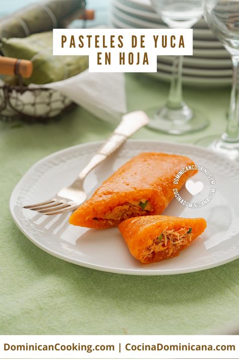 Los pasteles de yuca en hoja son tan buenos como el original de plátano, pero me encanta la textura y sabor que en este adquiere una nueva dimensión. Descubre cómo cocinar los auténticos pasteles de yuca, elaborados de la forma más fácil. Yuca Recipes, Dominican Food, Green Banana, Recipe Video, Ground Meat, Wrap Recipes, Cooking Instructions, Ground Pork, Banana Leaf