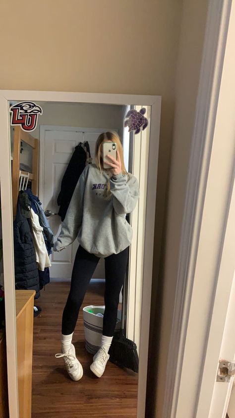 High School Comfy Outfits, Outfit Ideas Winter School Leggings, Back To School Outfits With Leggings, Comfy Outfits For Studying, Picture Day Inspo School Outfits, Period Fits For School, Basic First Day Of School Outfit, Lazy Outfits Leggings, Period School Outfits