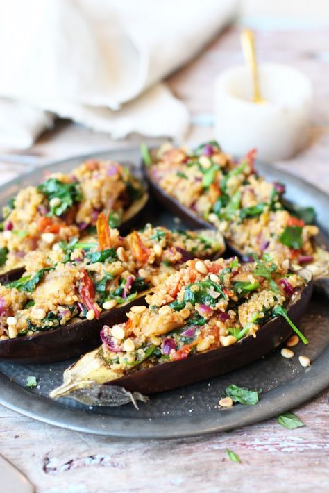 Aubergine Recipe Healthy, Stuffed Aubergine, Aubergine Recipe, Clean Dinners, Yummy Veggies, Stuffed Eggplant, Plant Based Diet Recipes, Veg Dishes, Vegetarian Entrees