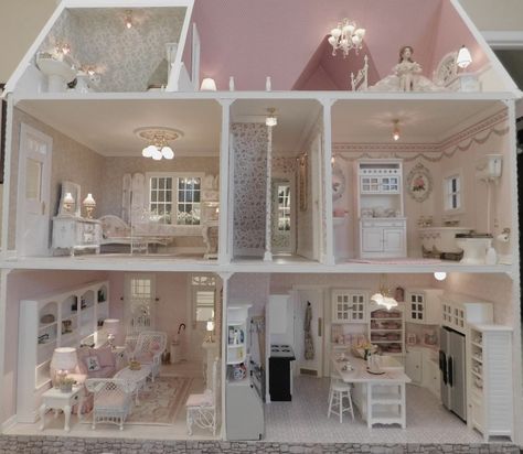 Pink And White Dollhouse, Calico Critters Aesthetic House, Diy Sylvanian Families, Coquette Dollhouse, Doll House Aesthetic, Calico Critters House, Cute Doll House, Pink Doll House, Cute Dollhouse