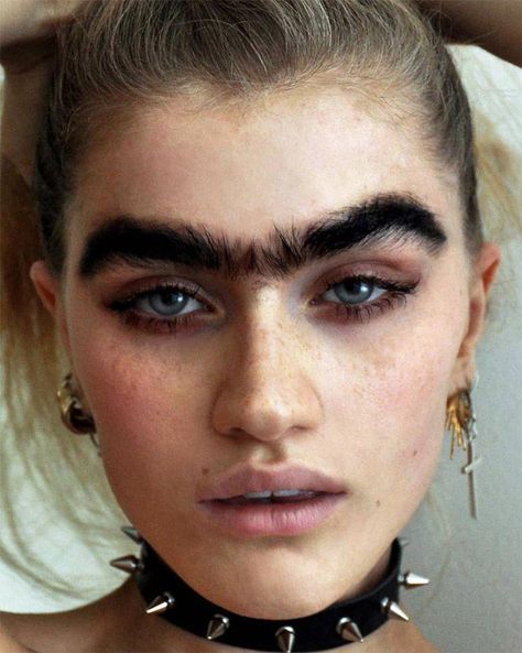 The “Unibrow Movement” is the latest disturbing Instagram beauty trend #BeautyHacks Weird Makeup, Eyebrow Trends, Bushy Eyebrows, Chica Cool, Thick Eyebrows, Unique Faces, Crazy Makeup, Latest Instagram, Instagram Beauty