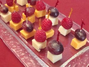 Individual Snacks, Individual Appetizers, Serving Ideas, Light Appetizers, Party Serving, Cheese Cubes, Party Food Platters, Cheese Bites, Individual Servings