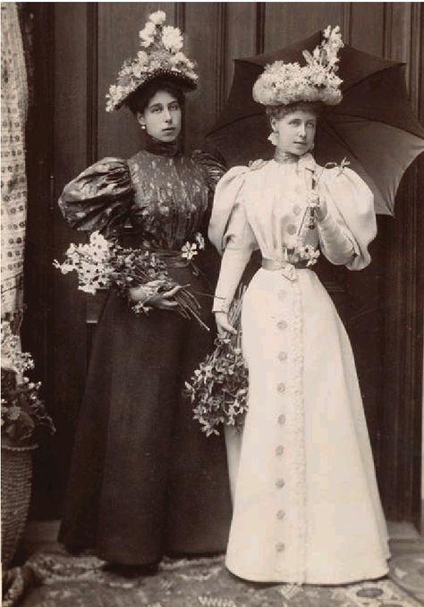 13th Century Fashion, Queen Marie Of Romania, Marie Of Romania, Queen Victoria Family, 1900 Fashion, Decades Of Fashion, 1890s Fashion, Old Photography, 19th Century Fashion