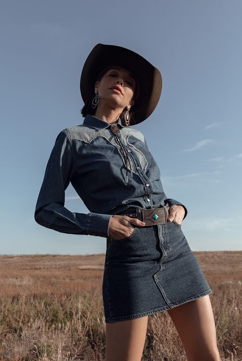 Western Fashion Editorial, Country Wardrobe, Sage Design, Denim Cowgirl, Cowgirl Boots Outfit, Cowgirl Style Outfits, Cowgirl Dresses, Insta Photos, Mexican Fashion