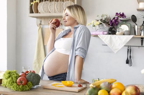 Diet For Pregnant Women, Woman Eating, Womb Healing, Pregnancy Hormones, Pregnancy Nutrition, Healthy Meals To Cook, Pregnancy Care, Keeping Healthy, Pregnant Woman