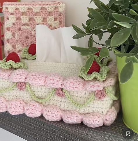 Box Covers Diy, Crocheting Tutorial, Diy Tissue Box Cover, Cute Screen Savers, Crochet Cake, Crochet Design Pattern, Crochet Fashion Patterns, Crochet Tapestry, Tissue Box Cover