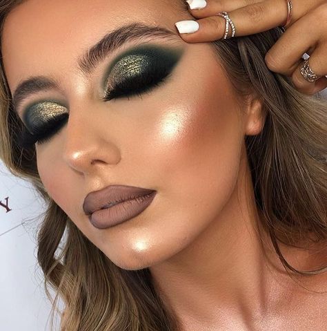 Dark Green And Gold Makeup, Dark Green Smokey Eye, Teal Makeup, Green Smokey Eye, Neon Makeup, Glam Doll, Eye Lift, Green Eyeshadow, Gold Makeup