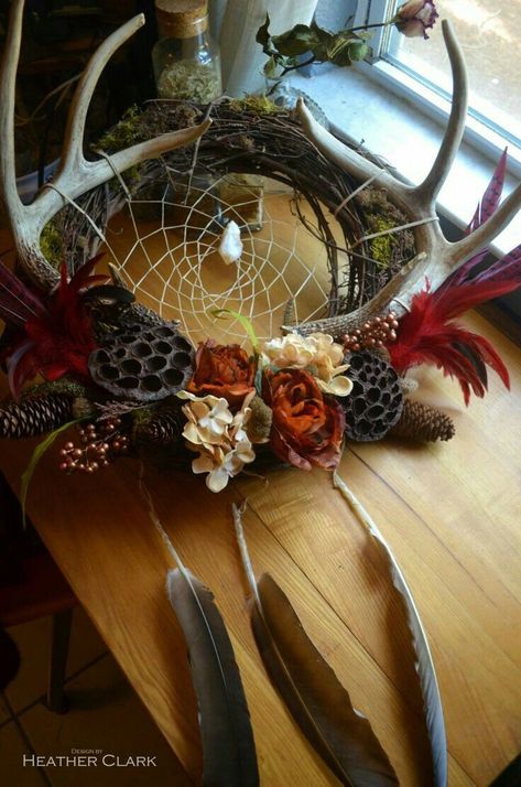 Atrapasueños Diy, Antlers Decor, Antler Crafts, Lotus Pods, Antler Art, Bone Crafts, Witchy Crafts, Bone Art, Dream Catcher Diy