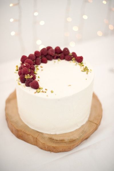 Simple raspberry (and pistachio?) decoration for blackout cake Tårta Design, Raspberry Cake, Simple Wedding Cake, God Mat, Tiered Wedding Cake, Cake Toppings, Naha, White Cake, Cake Decor