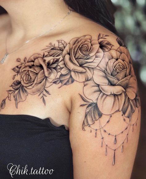 Tatuagem de flor no ombro: 65 fotos de todos os estilos para se inspirar Women's Shoulder Tattoo, Rose Shoulder Tattoo, Rose Tattoos For Women, Marquesan Tattoos, Tattoos For Women Flowers, Beautiful Flower Tattoos, Flower Tattoo Shoulder, Inspiration Tattoos, Shoulder Tattoos For Women