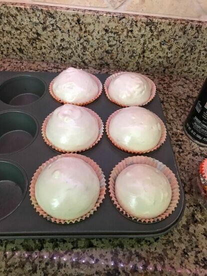 I work in staging homes, and being that every model home has fake food, I have bought a lot of it. But they are so expensive, and I've always wanted to try and make some myself. So, I decided to try my hand at it! I got started by making these faux cupcakes for Halloween. Here's how I did it. What you’ll need to start:cup cake pan and cupcake linersspray foampaintbeadscinnamonplastic toys or ringswall filler /compound / Specklezip lock baggiecake tip Start by putting your cupcake l… Fake Muffins Diy, Diy Halloween Cupcakes, Fake Coffee, Schnee Party, Primitive Diy, Faux Cupcakes, Faux Cake, Fake Food Props, Diy Cupcake