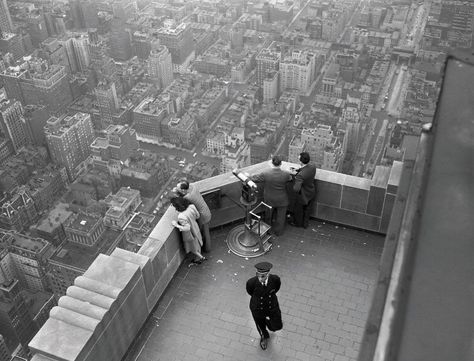 View from the top of the Empire State Building, 1947. Evelyn Mchale, Empire State Building Observation Deck, Pedestrian Walk, Unusual Pictures, Rare Historical Photos, Observation Deck, The Empire State Building, Iconic Buildings, Jack Kirby