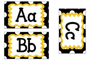 Portable word walls - Put words on rings so students can take them down and look at them when they need them. Bumble Bee Classroom Theme, Portable Word Wall, Teacher Decorations, Kindergarten Classroom Design, Word Wall Template, Portable Word Walls, Bee Classroom Decor, Preschool Newsletter Templates, Preschool Newsletter