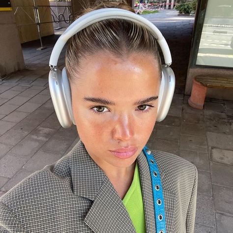 Headphone Outfit, Airpods Max, Digital Crown, Matilda Djerf, Cute Headphones, Electronics Mini Projects, Apple Headphone, Gadgets Technology Awesome, Apple Air