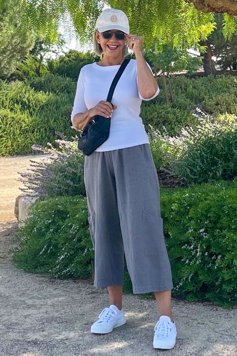 Chic Effortless Packing Tips for a 10 Day Summer Getaway - Cindy Hattersley Design Middle Age Mom Outfits, Older Women Outfits, Mum Wardrobe, Older Woman Outfit, Mum Outfits, Middle Aged Women Fashion, Summer Weekend Outfit, Mom Inspo, Mom Fits