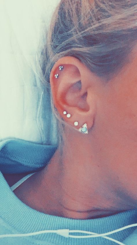 Double cartilage and quad lobe piercings Quad Lobe Piercing, Double Upper Lobe Piercing, Upper Lobe Piercing Ideas, 4th Lobe Piercing, Double Cartilage, Upper Lobe Piercing, Double Cartilage Piercing, Lobe Piercings, Upper Lobe