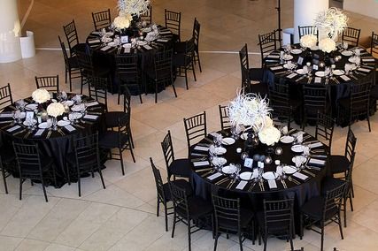 Cheap Reception Ideas, Wedding Reception Centerpiece Ideas, Reception Centerpiece Ideas, Festa All Black, Black And White Centerpieces, Black And White Wedding Ideas, Cheap Wedding Table Centerpieces, Cheap Wedding Reception, Wedding Reception Centerpiece