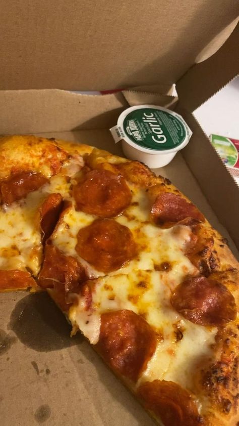 Pin on tasty Papa Johns Pizza, New York Attractions, Papa Johns, Pizza Recipes Dough, Pizza Recipes, Pepperoni Pizza, Aesthetic Food, Food Photography, Dough