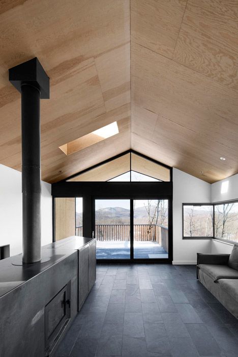 Bolton Residence by Nature Humaine More Plywood Ceiling, Plywood Interior, Chalet Design, Plywood Walls, Wooden Ceiling, Hus Inspiration, Design Del Prodotto, Wood Ceilings, House Inspo