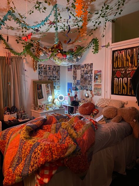 Trendy Maximalist Bedroom, Maximalism Apartment Decor, 70s Maximalist Bedroom, 90s Boho Bedroom, Maximalist Teenage Bedroom, Hobo Room, Whimsical Dorm Room, Room Inspo Maximalist, Maximalist Dorm Room