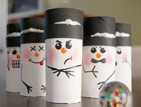 Manualidades navideñas con tubos de papel higiénico fáciles y originales. Los rollos de papel higiénico dan mucho juego para hacer adornos de Navidad con niños. Ideas Decoracion Navidad, Diy Natal, Paper Towel Crafts, Paper Towel Tubes, Outdoor Fun For Kids, Activities For Boys, Toilet Paper Roll Crafts, Paper Roll Crafts, Paper Rolls