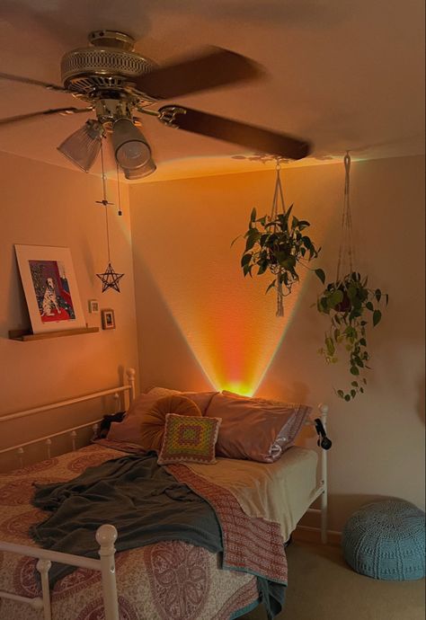 Yellow Walls Bedroom Aesthetic, Sunlight Bedroom Aesthetic, Warm Lit Bedroom, Sunset Lamp Bedroom Aesthetic, Sun Lamp Room, Warm Lighting Bedroom Aesthetic, Ambient Bedroom Lighting, Sunset Lamp Room, Warm Lighting Bedroom