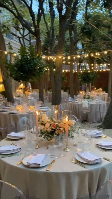 Round Table Centerpieces Wedding, Wedding Tablescapes Round, Big Beautiful Houses, Round Table Centerpieces, Round Wedding Tables, Garden Escape, Wedding Salon, Garden Wedding Reception, Fragrant Garden