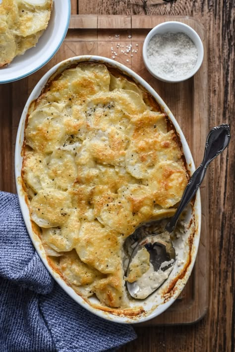 Potatoes Dauphinoise, French Potatoes, French Recipes, Gratin Dish, Potato Gratin, Canadian Food, French Cooking, Sliced Potatoes, Recipe Roundup