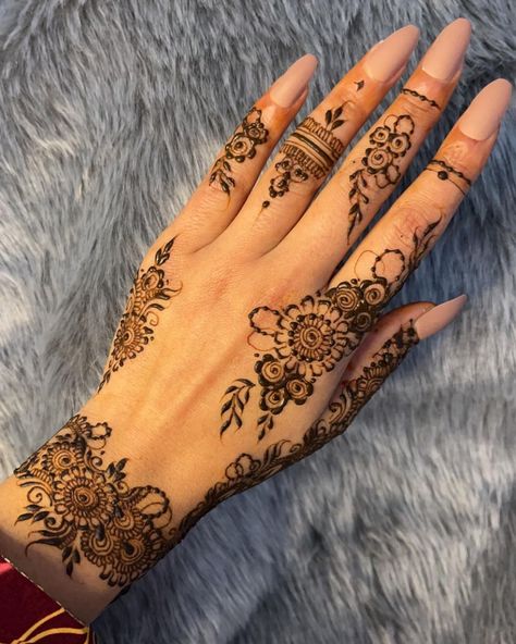 Henna Full Hands, Henna By Tazaheen, Non Cultural Henna, Henna Hand Photography, Simple Arabic Mehndi, Henna History, Simple Arabic Mehndi Designs, Finger Henna, Finger Henna Designs