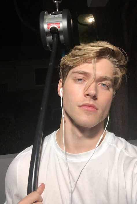 Froy Gutierrez, Blonde Guys, صور مضحكة, Male Face, Male Model, Hair Ties, Mens Hairstyles, Whiskey, Books Wattpad