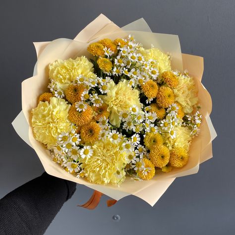 Yellow Flowers Bouquet, Yellow Carnations, Flower Boquet, Luxury Flower Bouquets, Yellow Bouquets, Flower Bouquet Diy, Boquette Flowers, Nothing But Flowers, Flowers Bouquet Gift