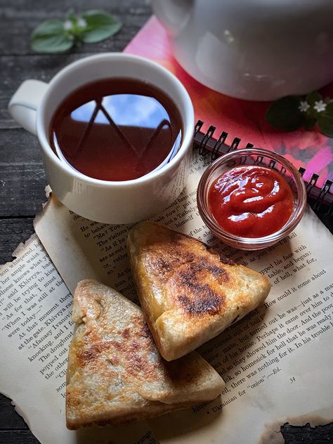 Evening Tea Time, Sri Lankan Food, Crispy Flatbread, Sri Lankan Recipes, Tomato Ketchup, Interesting Food, Snap Food, First Bite, Evening Tea