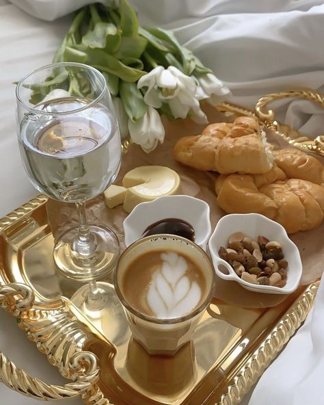 Breakfast Spread, Aesthetic Breakfast, Cream Aesthetic, Table Tray, Pretty Drinks, Think Food, Images Esthétiques, Gold Table, Food Obsession