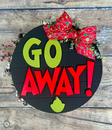 Grinch Door Sign Diy, Diy Grinch Door Hanger, Grinch Signs Wooden Diy, Grinch Door Decorations, Grinchmas Decor, Grinch Door Hanger, Grinch Door, Grinch Sign, Grinch Christmas Tree