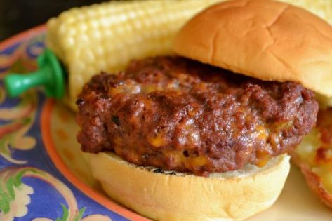 Hidden Valley Ranch Cheeseburgers. Photo by Marg (CaymanDesigns) Burgers Stovetop, Hidden Valley Ranch Recipes, Hidden Valley Recipes, Ranch Burgers, Cheddar Burger, Best Burger Recipe, Cheeseburger Recipe, Burger Dogs, Hidden Valley Ranch