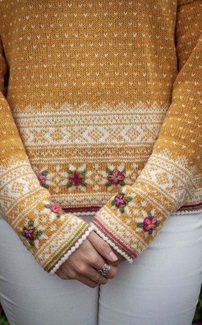 Oleana Norway, Shetland Knitting, Norwegian Knitting, Norwegian Sweater, Fair Isle Knitting Patterns, Fair Isles, Colorwork Knitting, Simple Sweaters, Knitted Wit