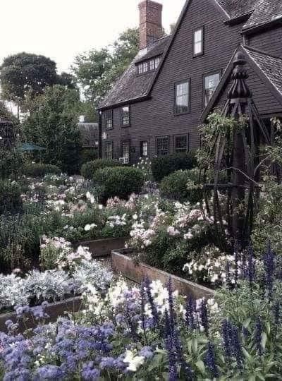 Cottage Goth, House Of Seven Gables, Gothic Cottage, Goth Houses, Witchy House, Black Houses, Goth Garden, Witch Garden, Gothic Garden