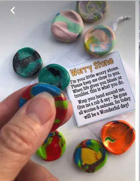 Cute Easy Crafts, Cadeau Diy, Party Favours, Worry Stones, Cute Crafts, Craft Activities, Homemade Gifts, Craft Fairs, Clay Crafts