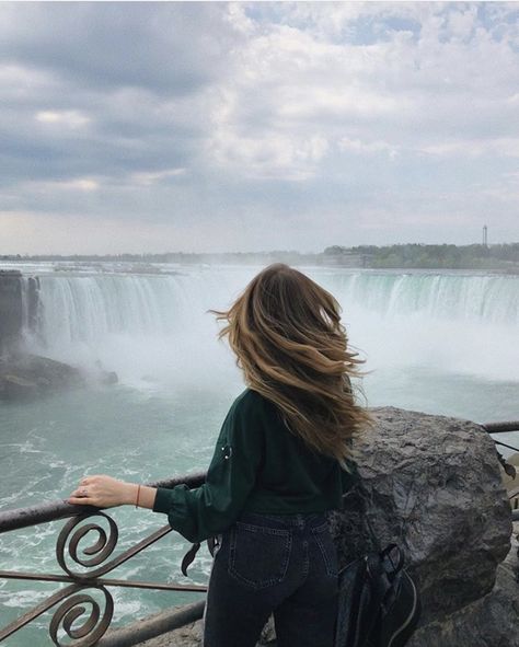 Alaska Photo Poses, Insta Poses Toronto, Niagara Photo Ideas, Niagra Falls Insta Pics, Niagara Falls Photos, Toronto Niagara Falls, Toronto Trip Outfit, Niagara Falls Picture Ideas New York, Niagara Falls Canada Photo Ideas