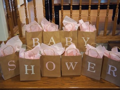 Inside each bag is something for the baby that starts with that letter....the one with the most correct guesses wins the prize! Office Baby Showers, Fiesta Shower, Shower Prizes, Idee Babyshower, Boy Baby Shower Ideas, Baby Shower Prizes, Party Deco, Fiesta Baby Shower, Shower Bebe