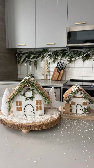 a l i c j a . d on Instagram: "Here we go!!!! Christmas season is around the corner and I’m pretty excited to make these again!!!🎄 What you’ll need: 🌲 gingerbread house kit (I purchased two that were different sizes) 🌲vanilla icing 🌲rosemary sprigs 🌲peppercorn 🌲shreddies cereal 🌲shredded coconut - build your houses and then cover them in icing. Use the cereal as shingles and windows, rosemary as the greenery, peppercorn for the door and sprinkle with shredded coconut for the snow!! 🤍 #diy #christmasdecor #christmasdecorations" Gingerbread House Rosemary, Gingerbread House With Rosemary, Shreddies Cereal, Cake Tricks, Gingerbread House Kit, Gingerbread House Designs, Gingerbread House Kits, Build Your House, Vanilla Icing