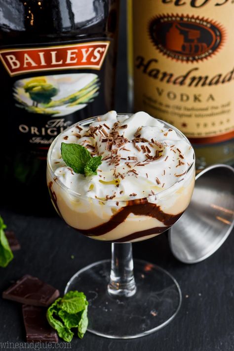 This Baileys Chocolate Martini is the perfect combination of chocolate and Baileys! Dessert in a glass! You won't find a better chocolate martini recipe! Mudslide Martini Recipes, Chocolate Expresso Martinis, Baileys Chocolate Martini, Chocolate Martini Recipe With Kahlua, Mudslide Martini, Princess Cocktails, Baileys Martini, Baileys Recipes Drinks, Baileys Dessert