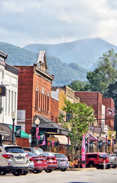 See our Top 35 Small Mountain Towns near Asheville that are fun to explore in the North Carolina Mountains! https://www.romanticasheville.com/small_towns.htm North Carolina Small Towns, Asheville North Carolina Aesthetic, Small Town North Carolina, Small Mountain Town, Asheville Aesthetic, Asheville Nc Aesthetic, Nc Aesthetic, North Carolina Aesthetic, Ashville North Carolina