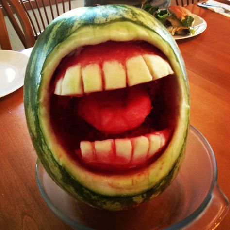 Carved watermelon-this one is really cool! Watermelon Halloween, Halloween Carving, Carved Watermelon, Veggie Art, Watermelon Art, Watermelon Carving, Creative Food Art, Too Funny, Yummy Sweets